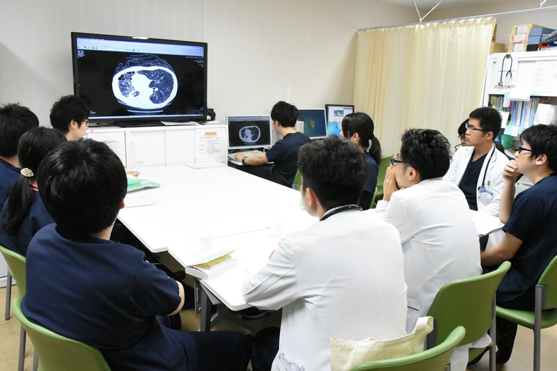 総合診療科では毎日2時間におよぶカンファレンスを開いています