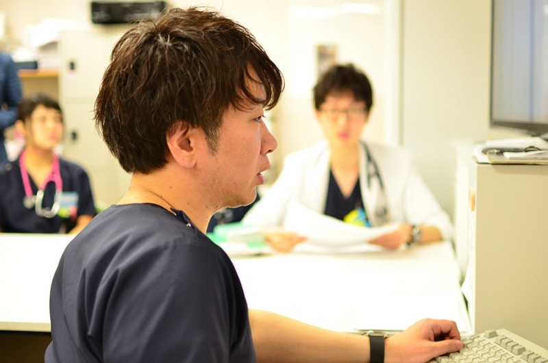 「興味を持っていただけた先生は、面接前に是非一度、まずは総合診療科の
カンファレンスを見学に来ていだきたい」と話す鶴先生